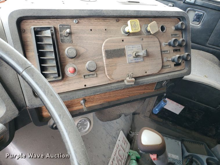 image for item HW9671 1989 White GMC WIA  semi truck