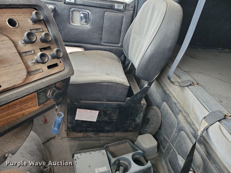 image for item HW9671 1989 White GMC WIA  semi truck