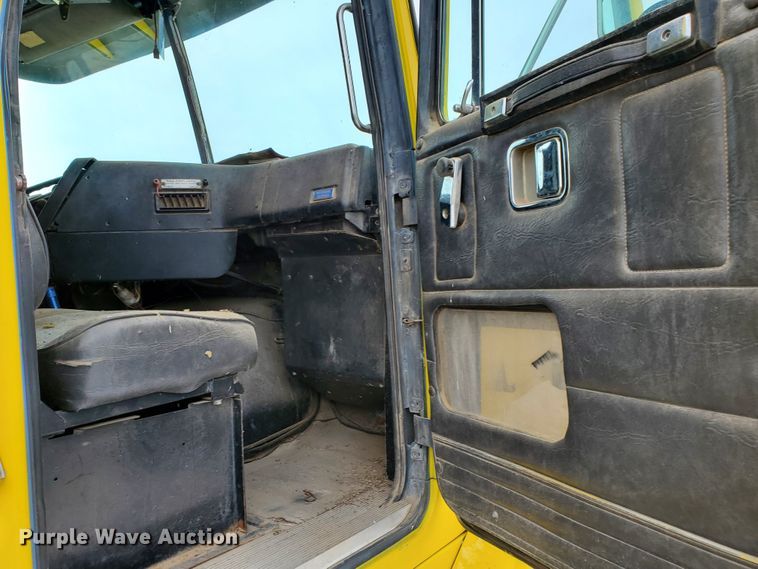 image for item HW9671 1989 White GMC WIA  semi truck