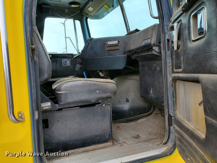 image for item HW9671 1989 White GMC WIA  semi truck