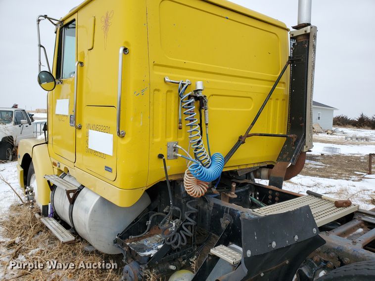 image for item HW9671 1989 White GMC WIA  semi truck