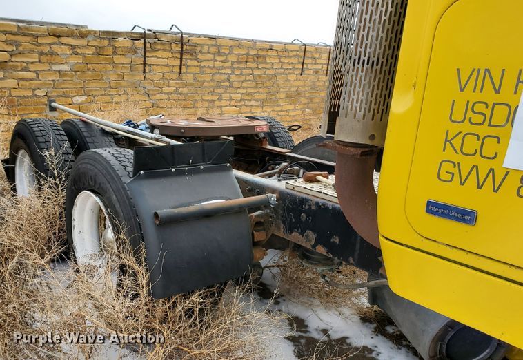 image for item HW9671 1989 White GMC WIA  semi truck