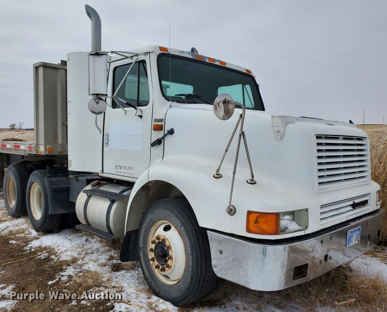 image for item HW9673 1993 International 8200  semi truck