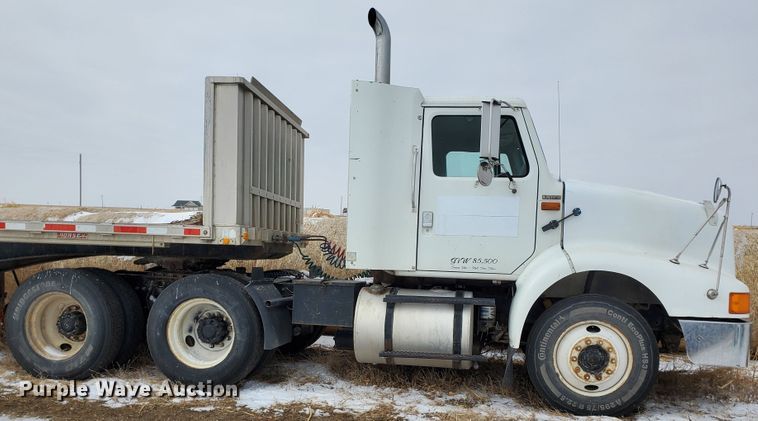 image for item HW9673 1993 International 8200  semi truck