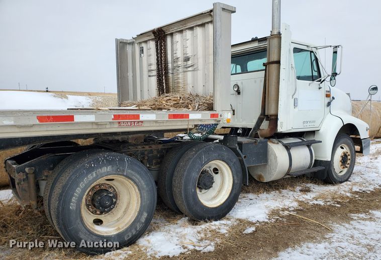 image for item HW9673 1993 International 8200  semi truck