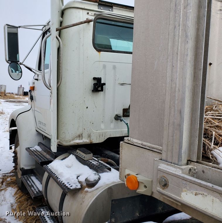 image for item HW9673 1993 International 8200  semi truck