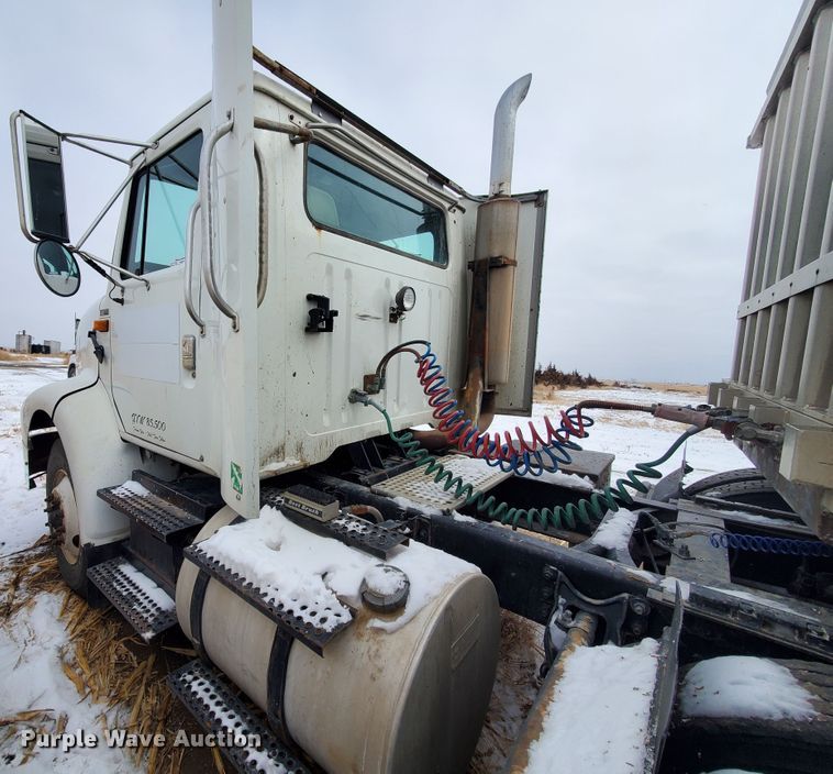 image for item HW9673 1993 International 8200  semi truck