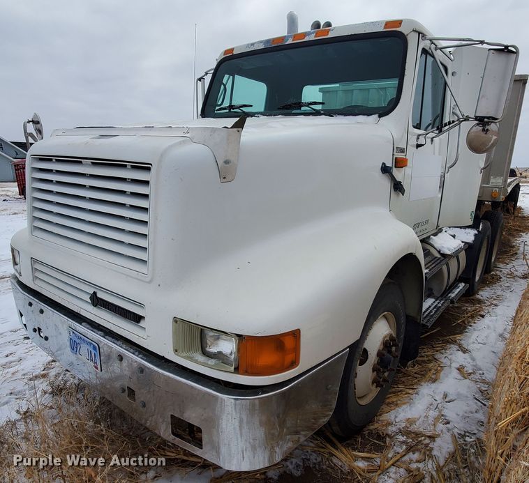 image for item HW9673 1993 International 8200  semi truck