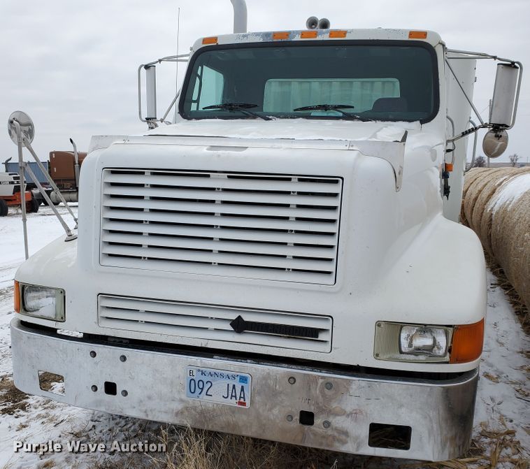 image for item HW9673 1993 International 8200  semi truck