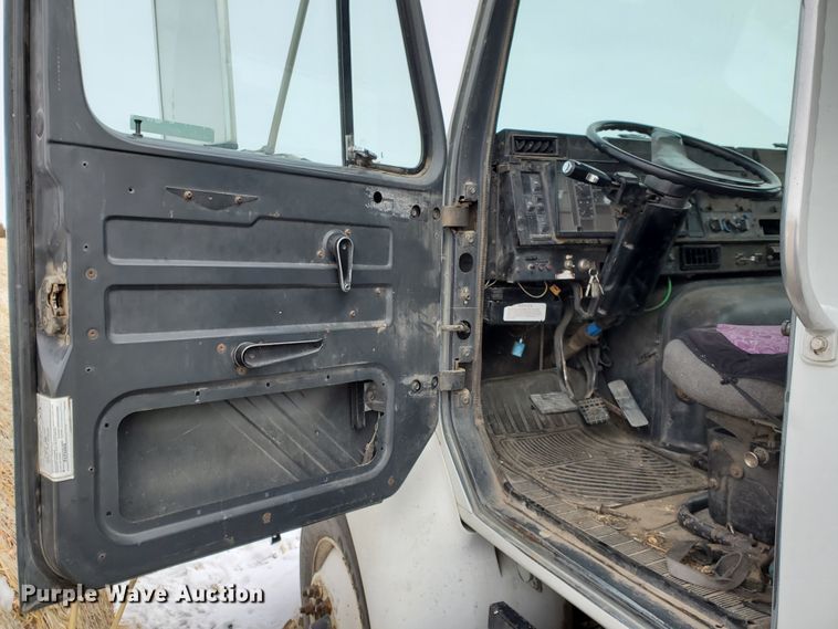 image for item HW9673 1993 International 8200  semi truck