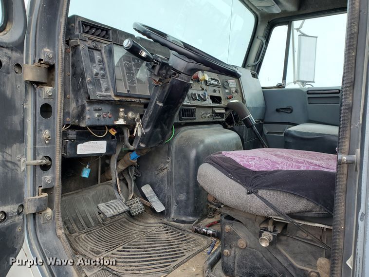 image for item HW9673 1993 International 8200  semi truck