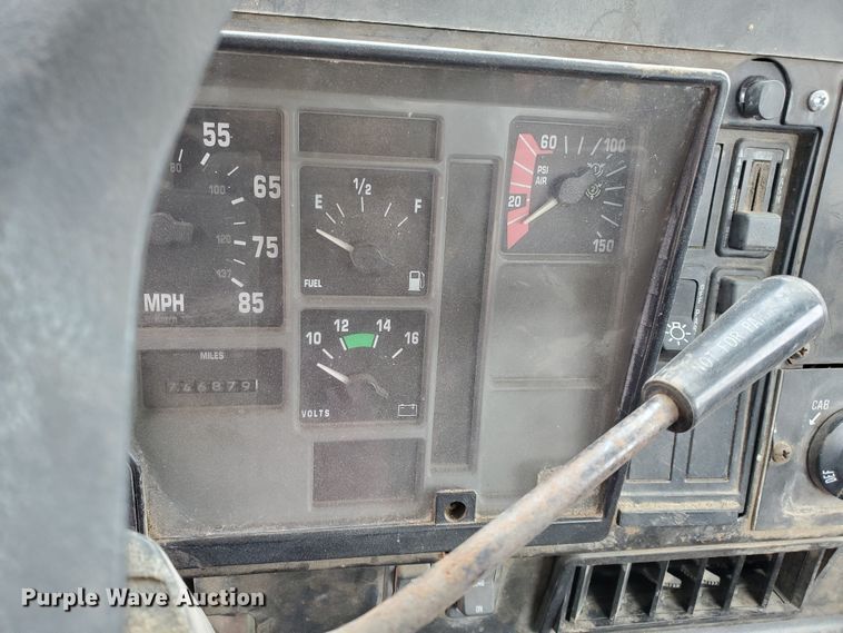 image for item HW9673 1993 International 8200  semi truck