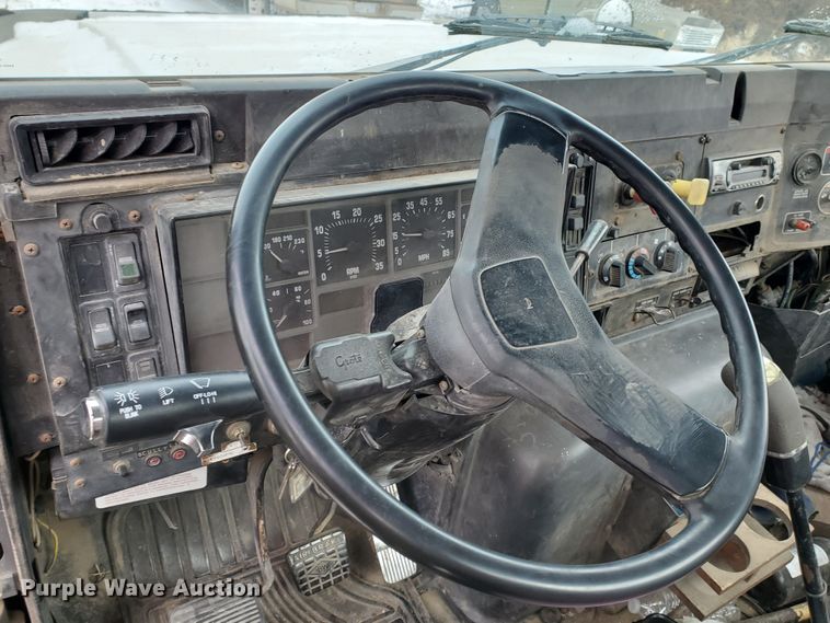 image for item HW9673 1993 International 8200  semi truck