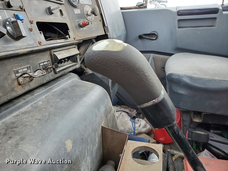 image for item HW9673 1993 International 8200  semi truck