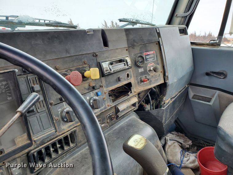 image for item HW9673 1993 International 8200  semi truck