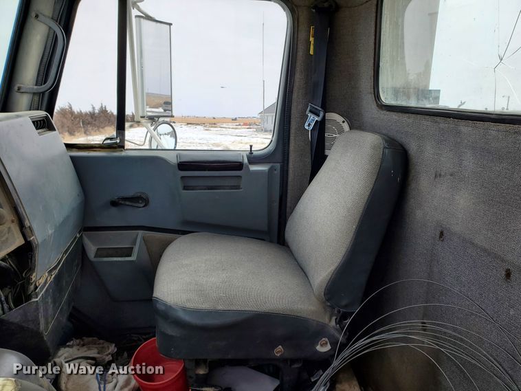 image for item HW9673 1993 International 8200  semi truck