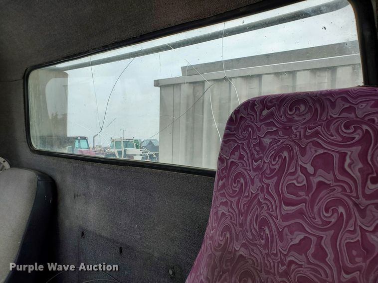 image for item HW9673 1993 International 8200  semi truck