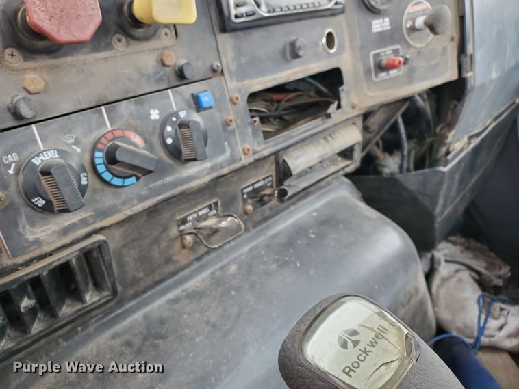 image for item HW9673 1993 International 8200  semi truck