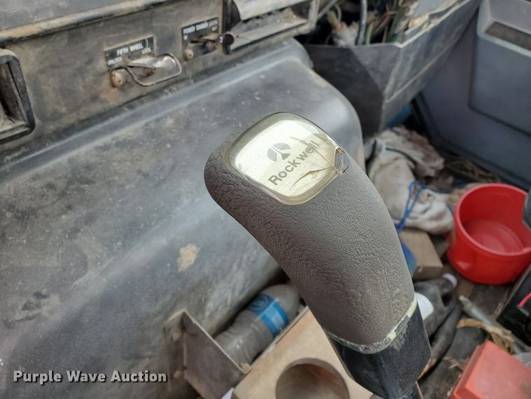 image for item HW9673 1993 International 8200  semi truck