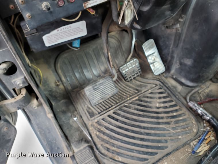 image for item HW9673 1993 International 8200  semi truck