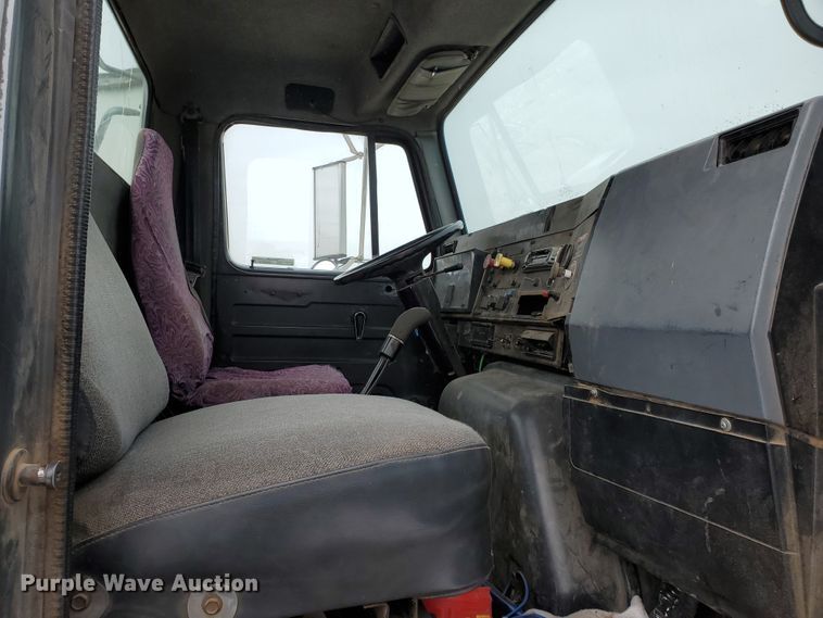 image for item HW9673 1993 International 8200  semi truck