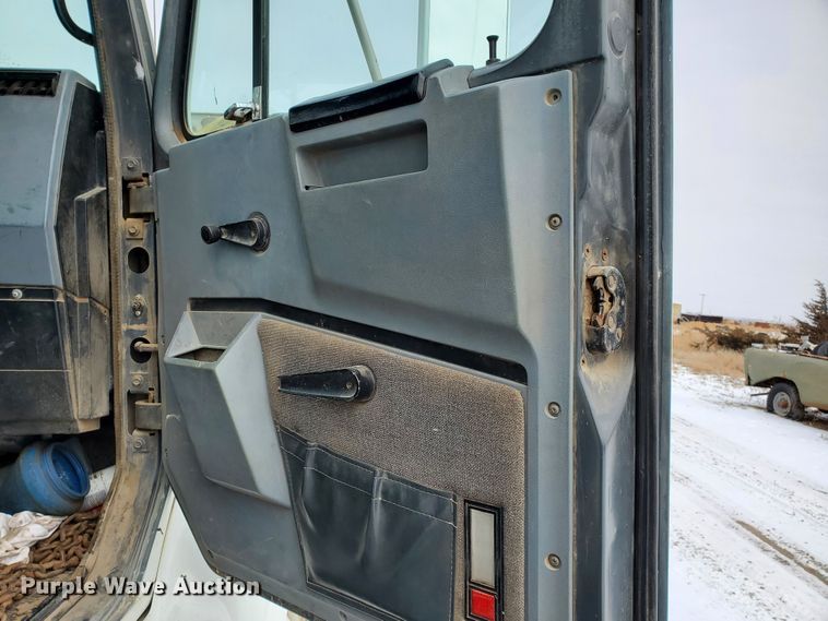 image for item HW9673 1993 International 8200  semi truck