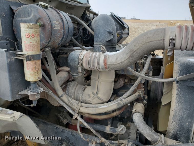 image for item HW9673 1993 International 8200  semi truck