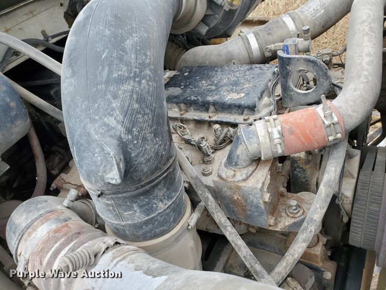 image for item HW9673 1993 International 8200  semi truck