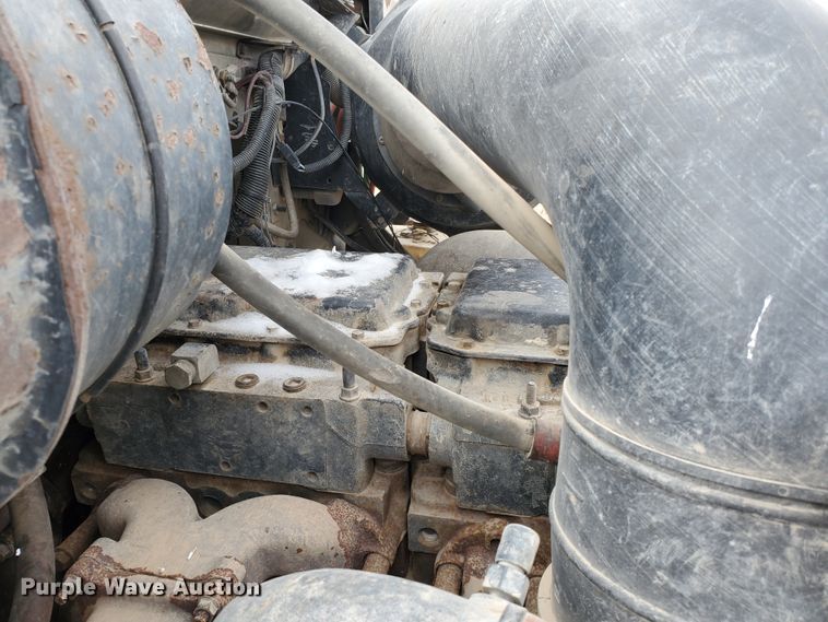 image for item HW9673 1993 International 8200  semi truck