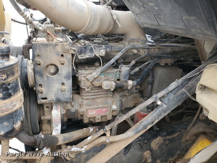 image for item HW9673 1993 International 8200  semi truck