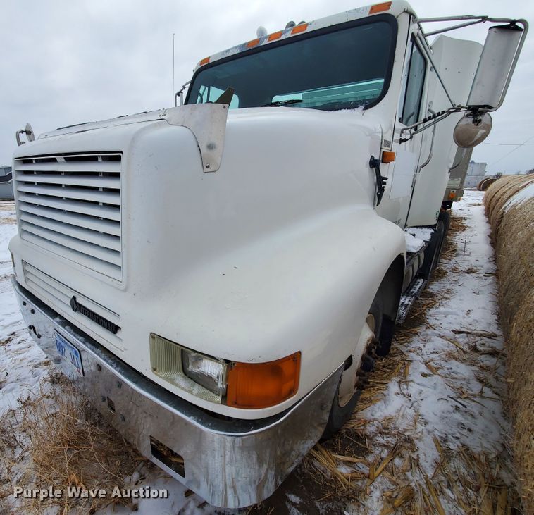 image for item HW9673 1993 International 8200  semi truck