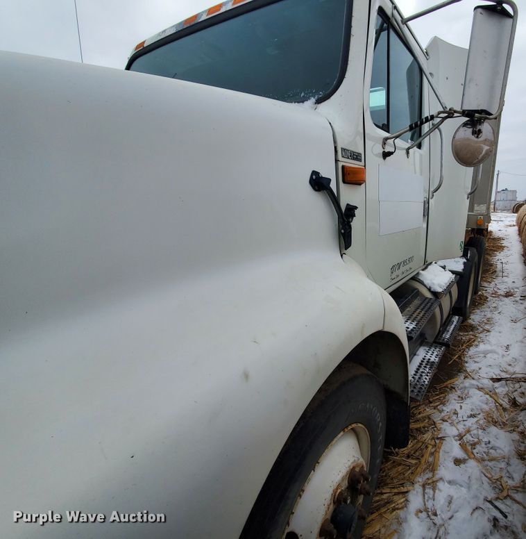 image for item HW9673 1993 International 8200  semi truck