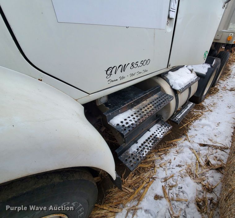 image for item HW9673 1993 International 8200  semi truck