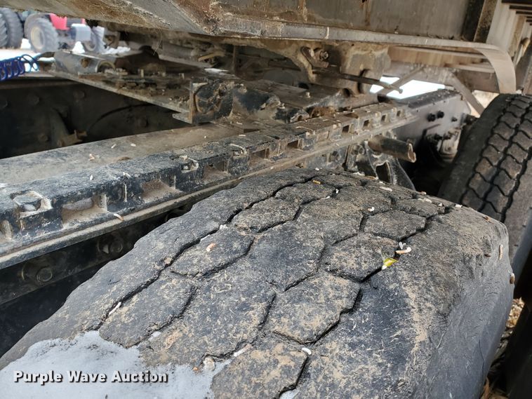 image for item HW9673 1993 International 8200  semi truck