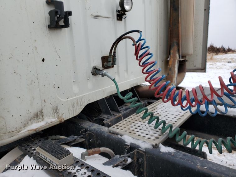 image for item HW9673 1993 International 8200  semi truck