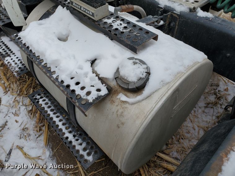 image for item HW9673 1993 International 8200  semi truck