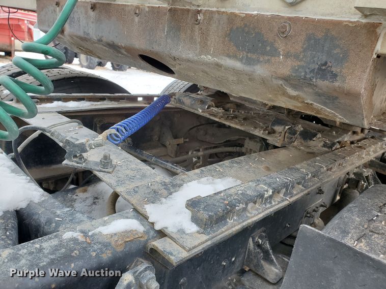 image for item HW9673 1993 International 8200  semi truck