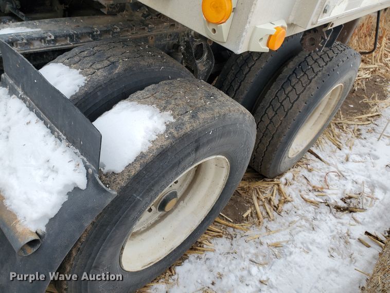 image for item HW9673 1993 International 8200  semi truck