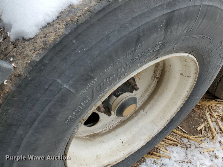 image for item HW9673 1993 International 8200  semi truck