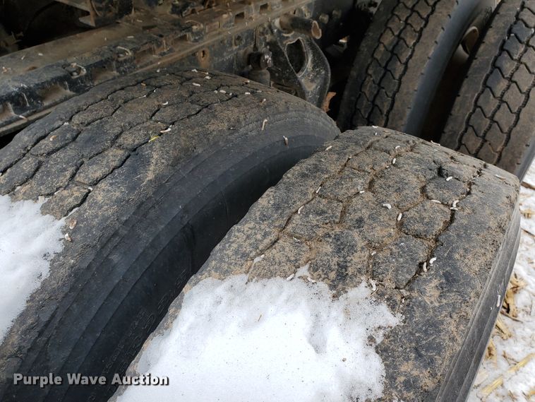 image for item HW9673 1993 International 8200  semi truck