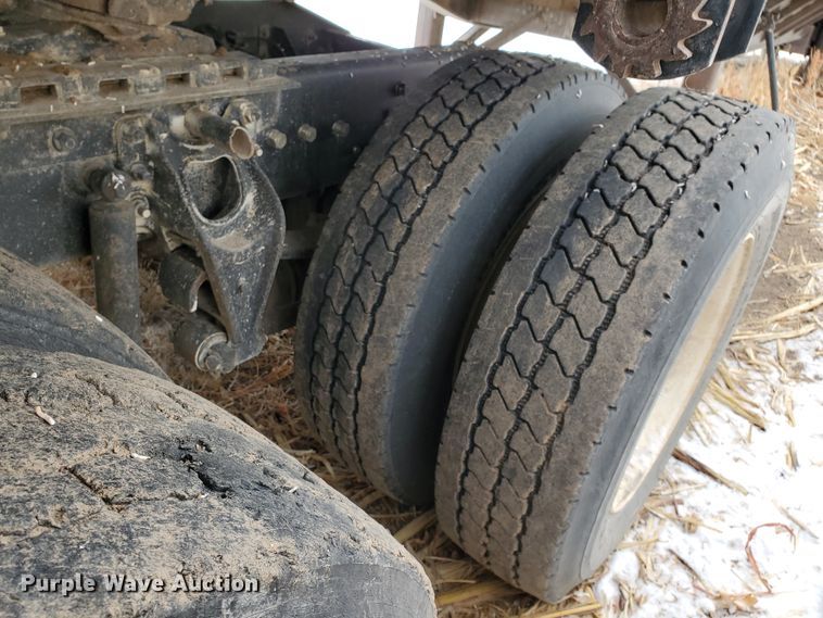 image for item HW9673 1993 International 8200  semi truck