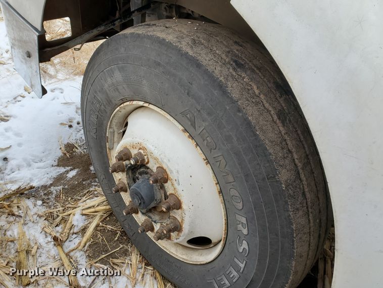 image for item HW9673 1993 International 8200  semi truck