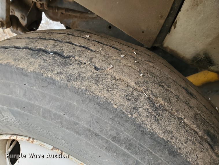 image for item HW9673 1993 International 8200  semi truck