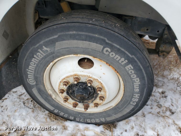 image for item HW9673 1993 International 8200  semi truck