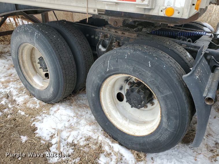 image for item HW9673 1993 International 8200  semi truck