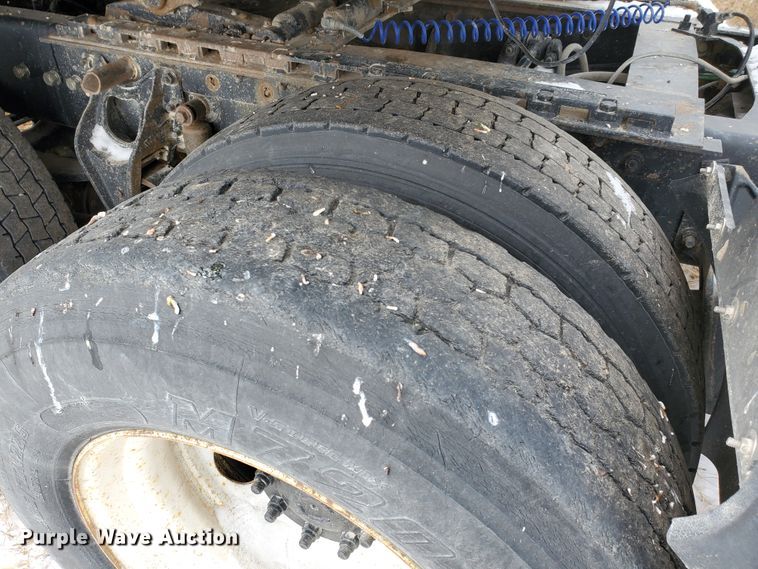 image for item HW9673 1993 International 8200  semi truck