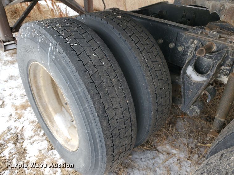 image for item HW9673 1993 International 8200  semi truck