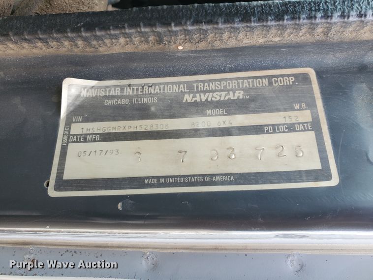 image for item HW9673 1993 International 8200  semi truck