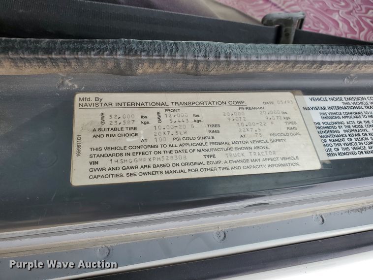 image for item HW9673 1993 International 8200  semi truck