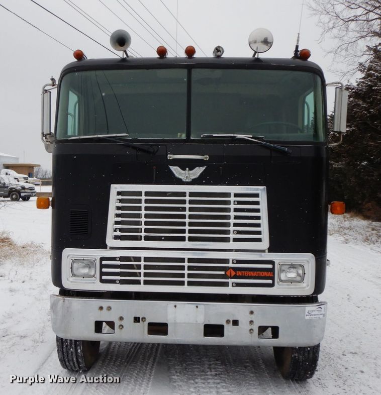 image for item DF6431 1982 International CO-9670  semi truck